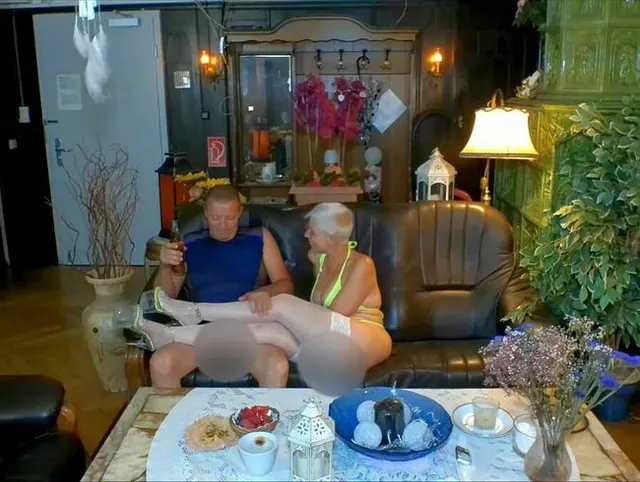 Mega Cumshot mitten in die Bitch Fresse