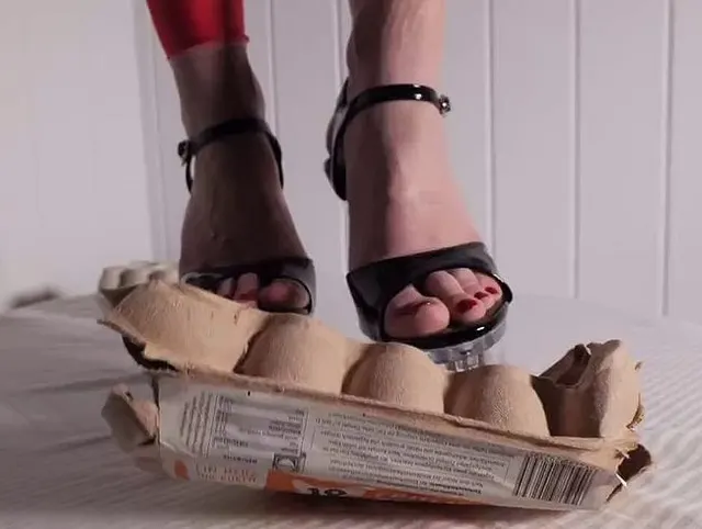 Crushing in Cameltoe Leggings - chop up egg Cartons and Cameltoe