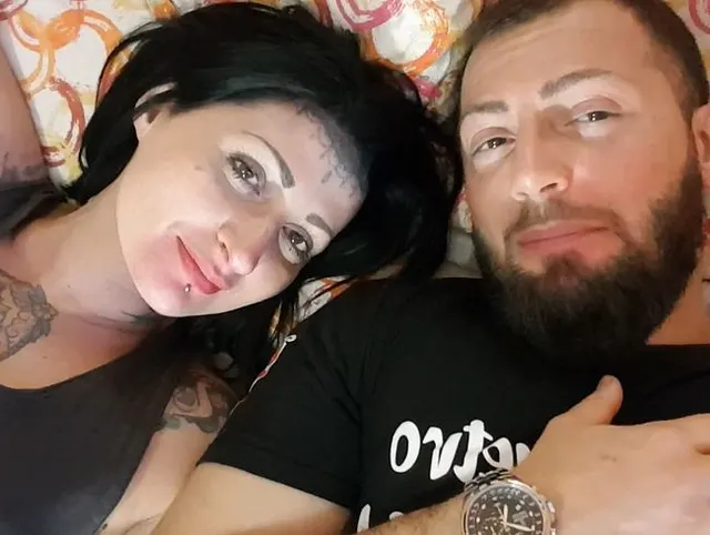 Ich wollte einen Dreier, bin aber in Quarantäne. Simuliert mit Rogue Tommy und einem Dildo