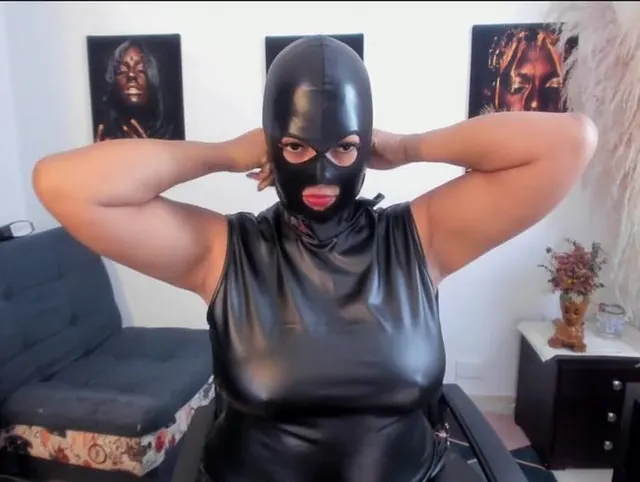 Deepthroat mit Latexmaske