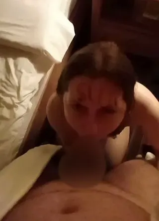 Teil 1: Deepthroat-Slut bläst im Paradies einen riesengroßen Schwanz