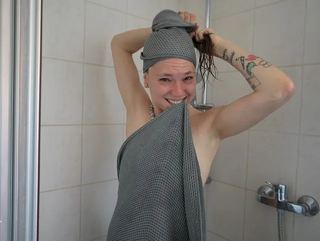 Handtuch Trick bringt feuchten Fick !!