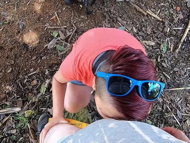 Schneller Blowjob in einem verlassenen Haus im Wald