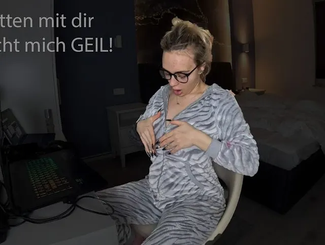 UNGLAUBLICH. Während ich mit dir chatte besorge ich es MIR HART!