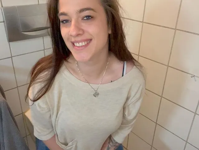 Mutprobe eskaliert! ECHTER Orgasmus auf öffentlicher Toilette.