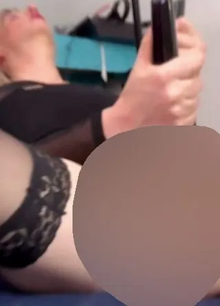 Kleinen Transen Schwanz mit zwei Hitachis verwöhnen