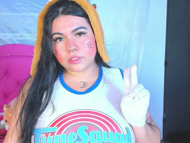 Ahegao spuckt Lola Bunny Cosplay