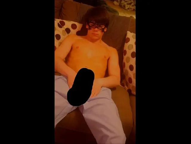 Pyjama Abspritzer! Eine Ladung Sperma in die Cam!