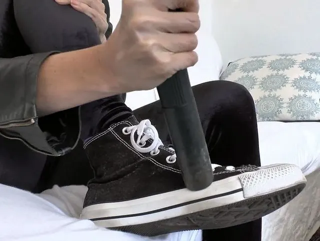 Verstaubte Turnschuhe absaugen und danach spritzt Du ab auf meine Turnschuhe! POV, JOI