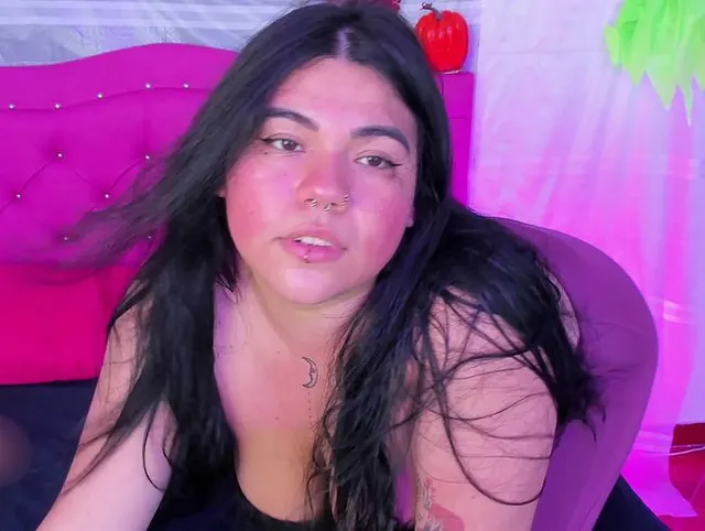 Samantha ist in diesen sexy Leggings bereit zum Kauen