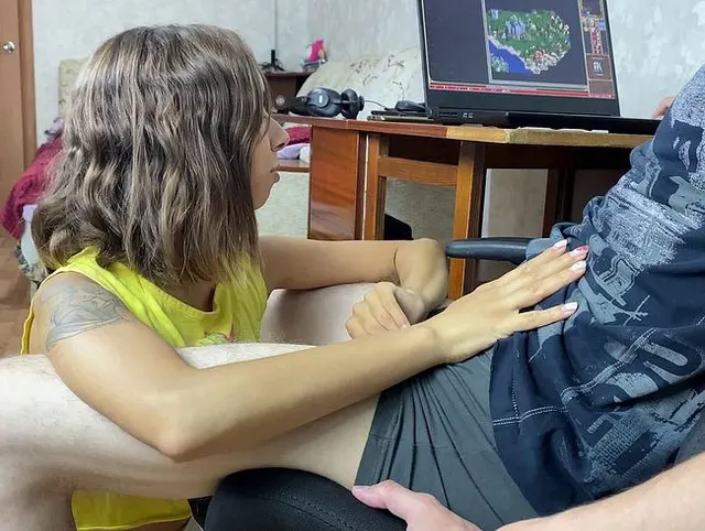 Mein Freund spielt und ignoriert mich, während ich ihn lutsche