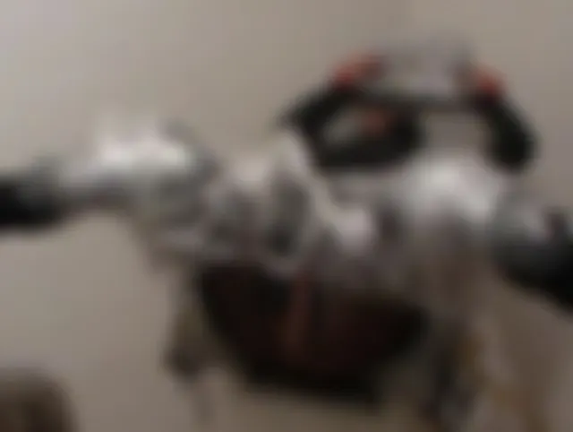Sklavin und Dildo mit Folie fixiert
