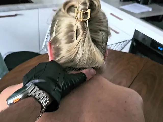 Mein Cuckold-Chef hat mich dafür bezahlt, seine MILF-Frau zu ficken.