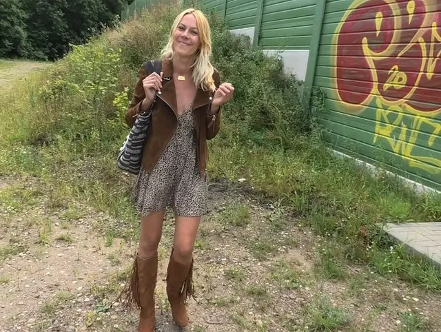 Versaute blonde Nachbarin lässt sich einfach ficken !!