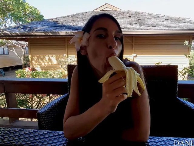 Bananen-Teasing-Finish in cremiger Creampie-Muschi