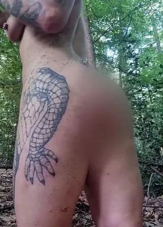 Nacktes Gothgirl wackelt mit ihrem dreckigen Arsch und zeigt alle Löcher, Outdoor