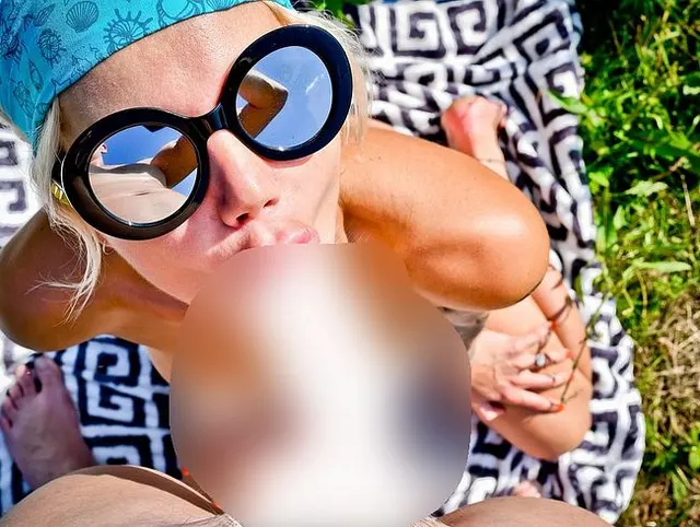 Tätowierte Blowjob-Königin liebt es, draußen leckere Schwänze zu lutschen und sich den Samen