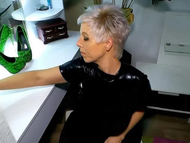 Spritz deiner Lack Herrin auf die Füsse und leck es ab