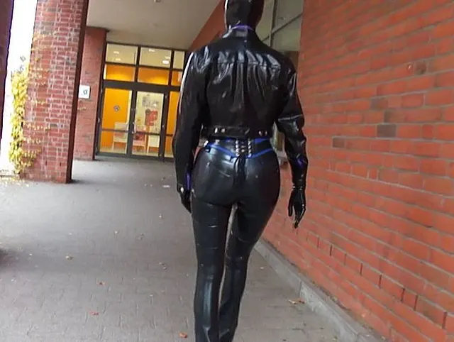 Latex Pierced Girl in Jeans in der Stadt geht pinkeln und masturbiert riesigen Dildo Teil 1