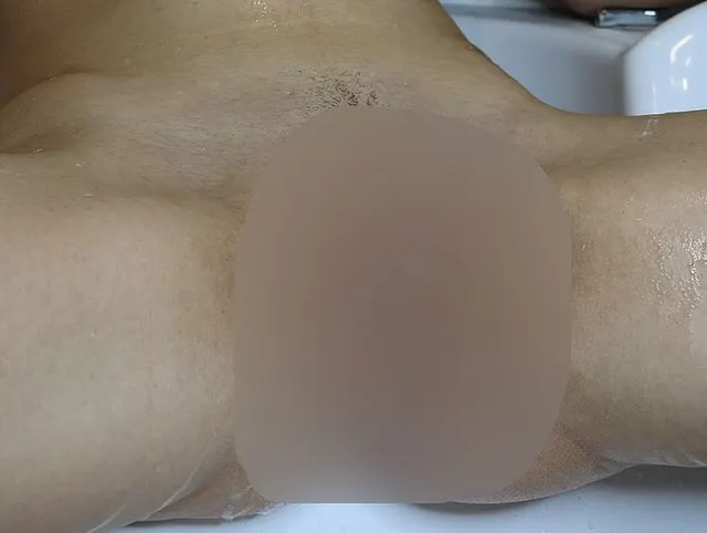 Nahaufnahme der Rasur einer behaarten Muschi! Intimer Haarschnitt!