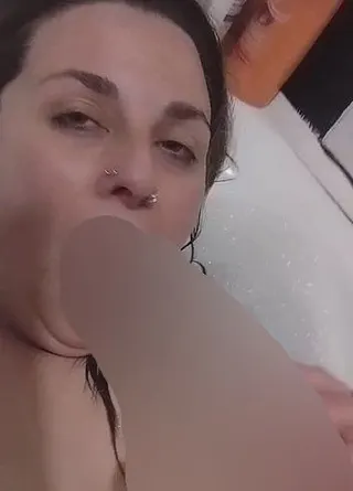 Dildo in der Badewanne