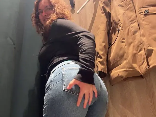 Öffentliches Fingern in der Umkleidekabine - Horny in public