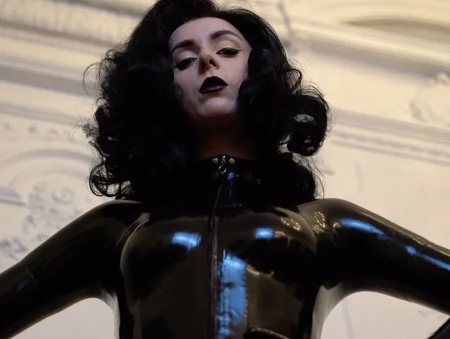 Göttin im dunklen Latexcatsuit ASMR