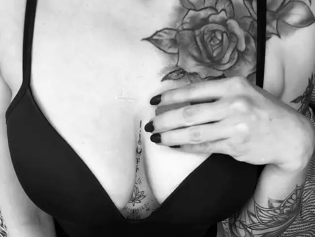 Kaltes Eis auf heißen Nippeln – meine Titten zittern vor Lust? ohne Ton