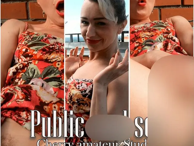 Blondine hat Analsex auf dem Dach eines Gebäudes