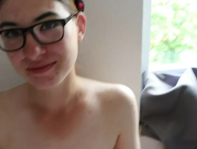 Ich gib ihn einen schönen Blowjob und er darf mir in mein Gesichtspritzen