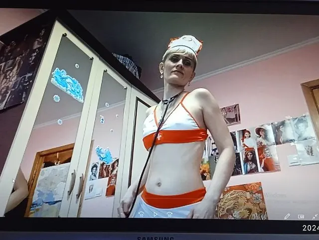 Die befreite Schlampe in einem verspielten Kostüm mit Spielzeug gibt sich ein gutes Gefühl))))))))))