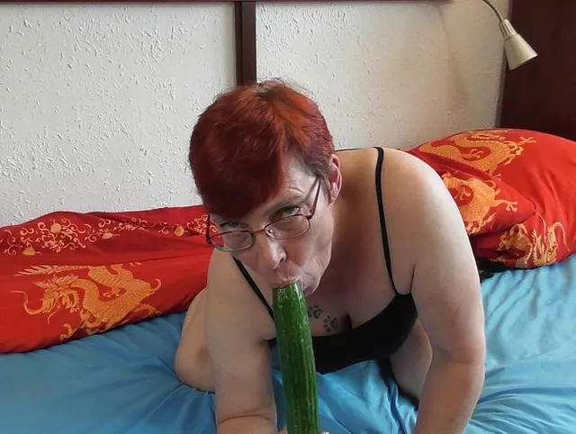 Arschfotze mit Gurke gestopft