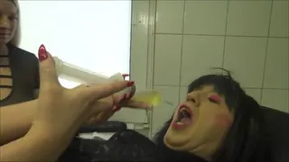 Voll in den Sissy Arsch gepisst