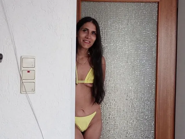 Mina hat 3 Monate Miete nicht gezahlt – deshalb saugt sie dem Vermieter!