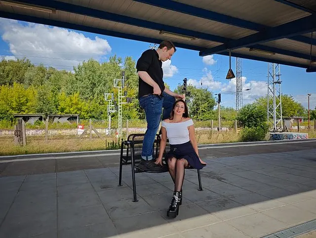 Ariel macht eine Bekanntschaft auf dem Bahnhof und lässt sich mitten auf dem Bahnhof ficken