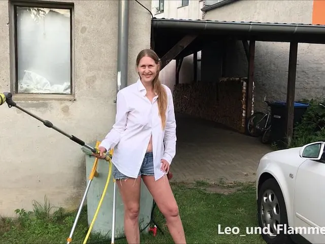Nach der Autowäsche im weißen Hemd geblasen und abgewichst mit Creampie