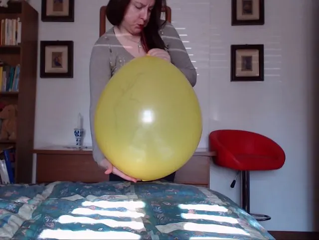 BIG YELLOW LOONER: Nicolettas Hochdruckspiel auf Latex