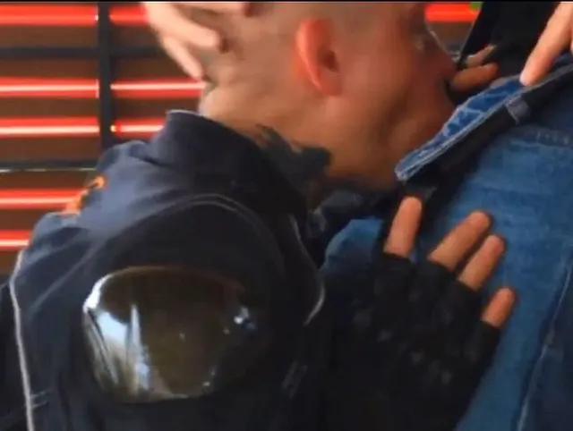 Das Bikermädchen machte einen tiefen Blowjob und bekam direkt auf dem Motorrad eine Portion Sperma i