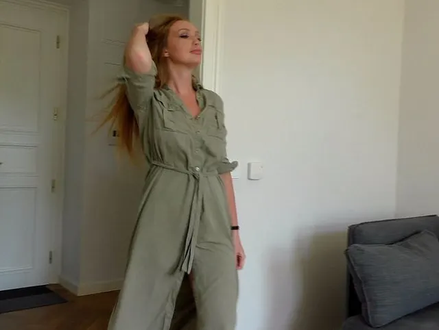 Premiere: Geile Tittengranate in ihrem ersten Video