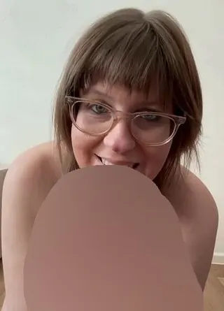 Dildo Spiel im Leder Outfit