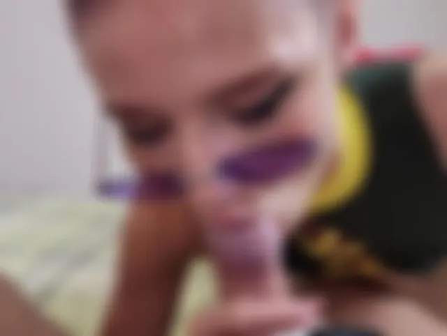 Sexy Fee mit lila Haaren gibt einen tiefen Blowjob.