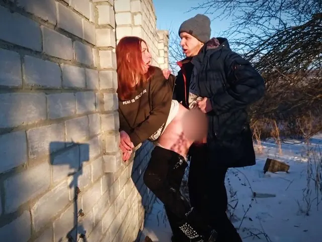 Outdoor-Sex im Winter - Kerl fickt mich hart