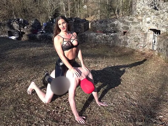 Ballbusting in Burgruine