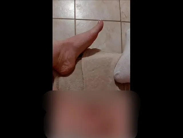 Nach der heißen Wanne gefingert und mit dem Glasdildo gefickt! Klatsch nass und geil wie Sau!
