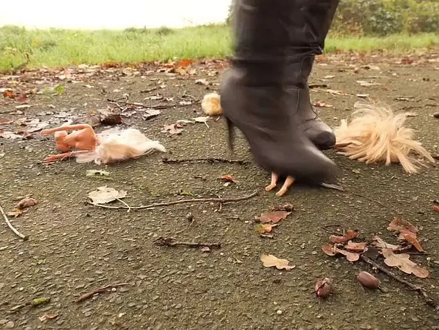 Crushing meiner Puppen - unter meinen Heels - ich zerstöre sie alle