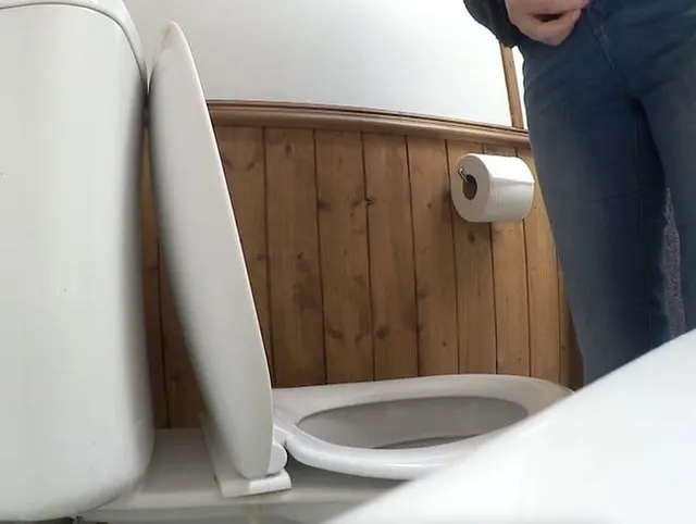 Verzweifeltes britisches Model rennt in ein Holzbad, um zu pissen