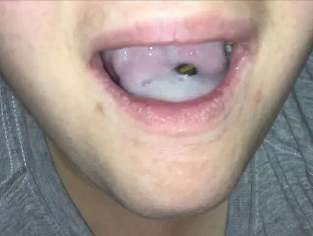 Honey Mom Deepthroats Steinharter, rasierter Schwanz und schluckt einen vollen Mund