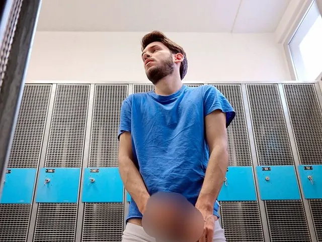 Riskantes Wichsen und Abspritzen in der öffentlichen Umkleidekabine