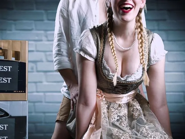Mein erstes Sexvideo! Fremdgehen im Getränkelager auf dem Oktoberfest! - clothedpleasures