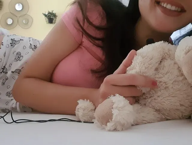 Stieftochter reitet ihren Teddy und Stiefvater schaut zu (ROLLENSPIEL+DIRTYTALK)